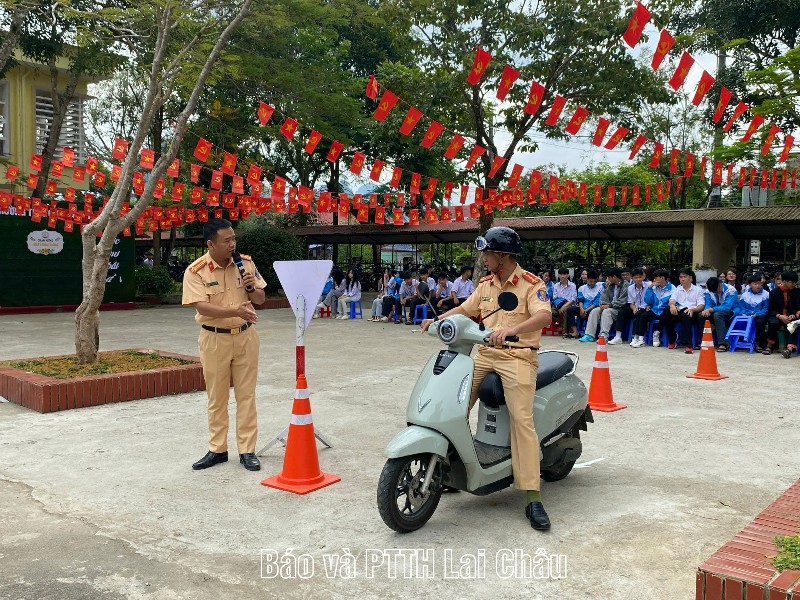 Hơn 1.200 học sinh được tuyên truyền pháp luật về trật tự, an toàn giao thông