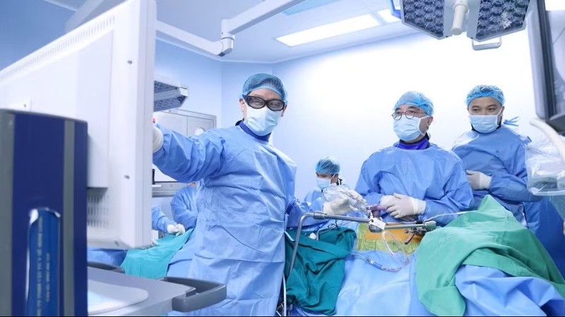 Lần đầu tiên tại Việt Nam phẫu thuật nắn chỉnh vẹo cột sống không ghép xương