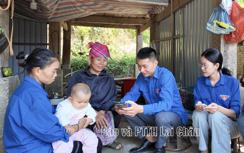  Cầu nối đưa công nghệ số đến với bản làng