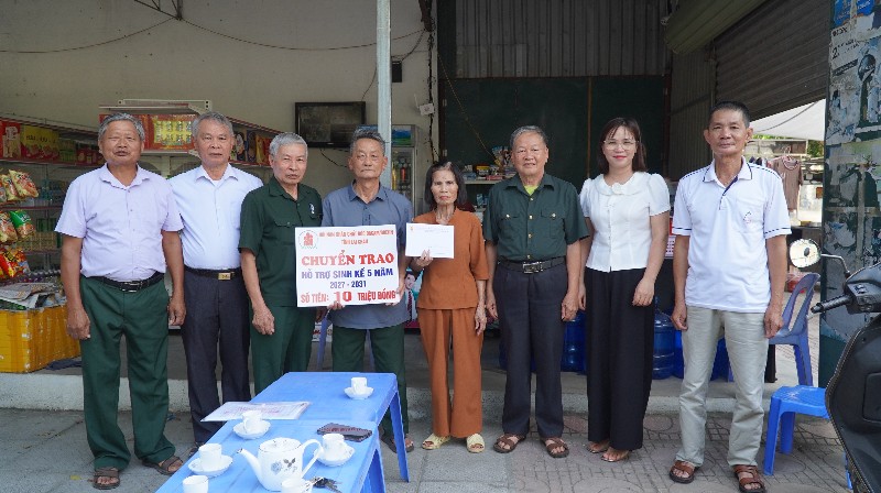 Trao kinh phí hỗ trợ sinh kế cho nạn nhân chất độc da cam