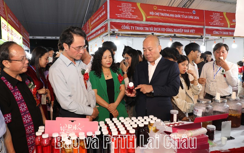Trên 20 nghìn lượt khách tham quan, mua sắm Hội chợ Thương mại Quốc tế  Lai Châu năm 2016