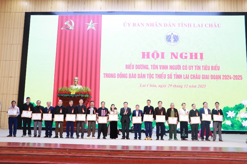 Tuyên dương 38 người có uy tín tiêu biểu trong đồng bào dân tộc thiểu số