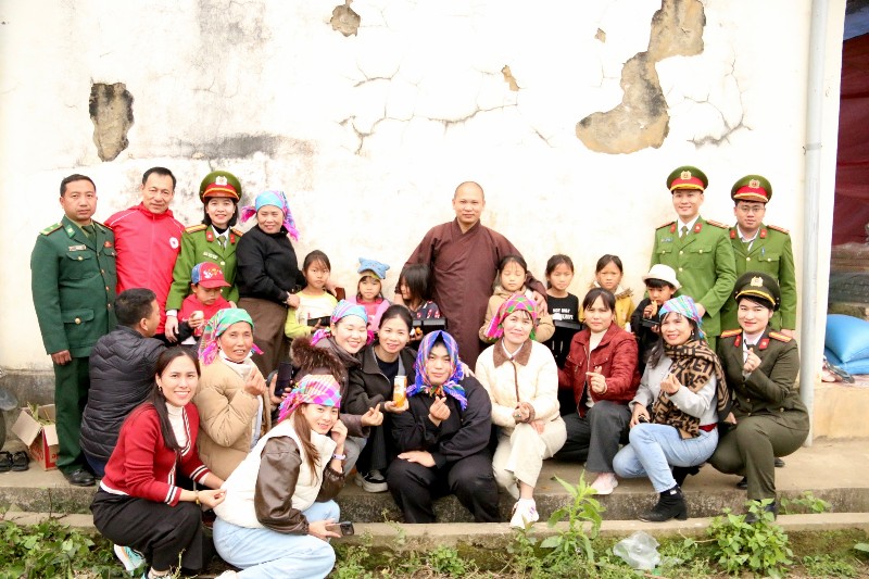 Mang tết sớm lên bản nghèo vùng biên Dào San