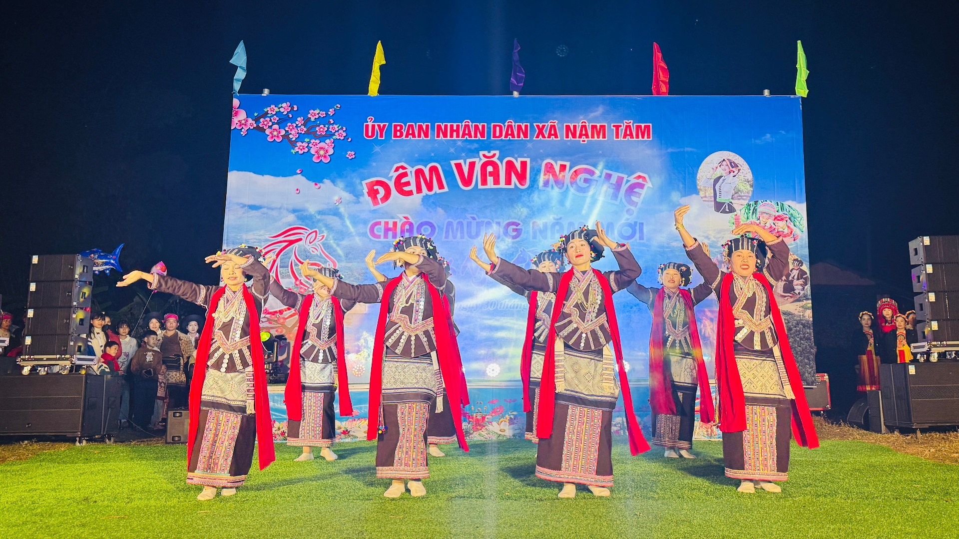 Múa khăn của em của đội văn nghệ quần chúng bản Nà Tăm 1