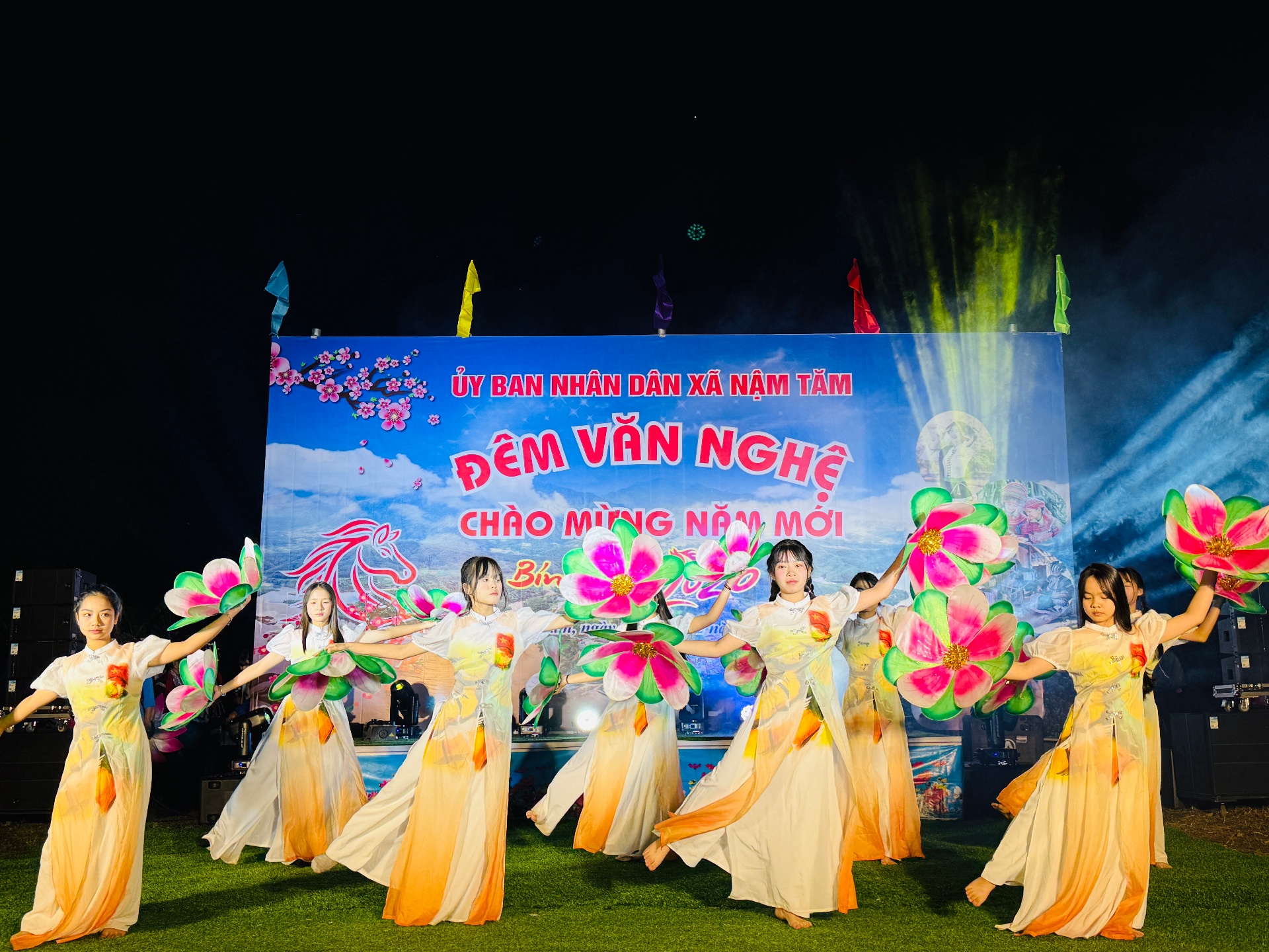 Múa – Đảng cho ta những mùa xuân của học sinh Trường THCS THCS Nậm Tăm 