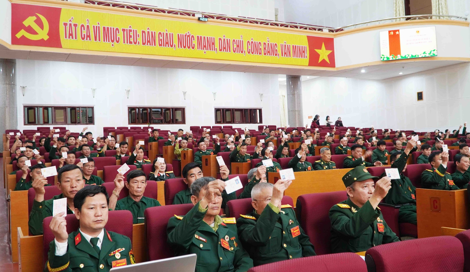 Các đại biểu biểu quyết thông qua số lượng và danh sách Đoàn Chủ tịch Đại hội.