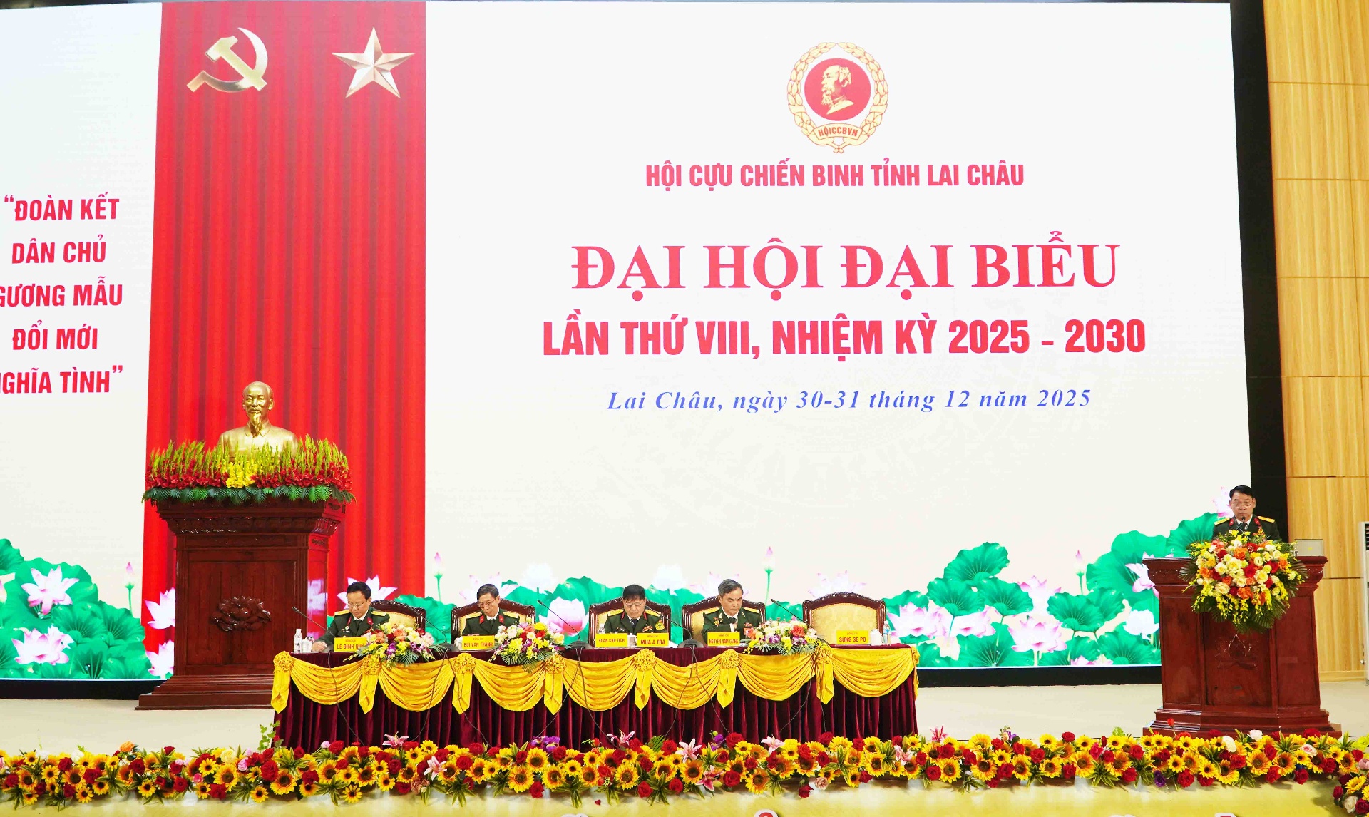 Đoàn chủ tịch Đại hội.