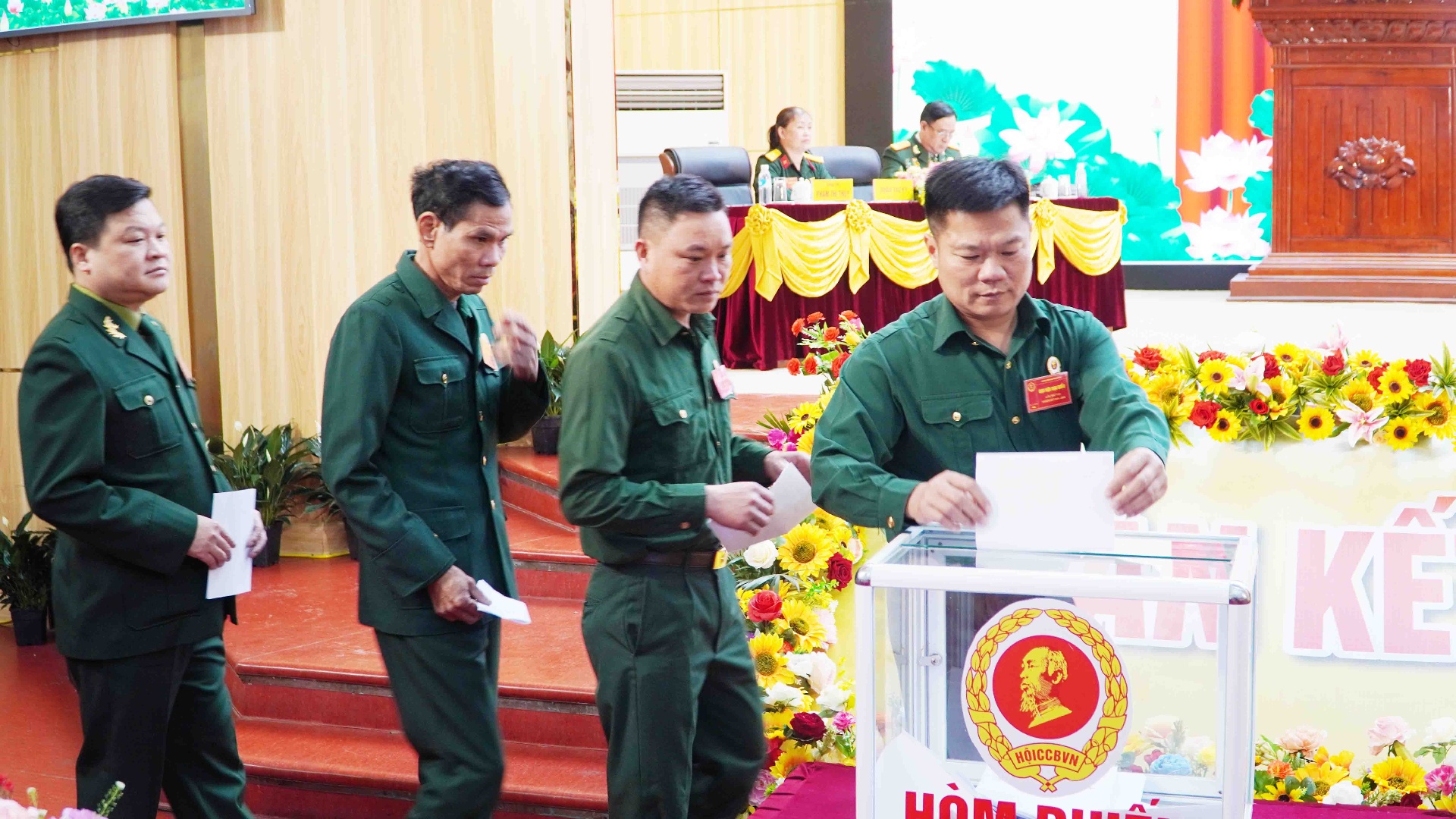 Các đại biểu bỏ phiếu bầu Ban chấp hành Hội CCB tỉnh lần thứ VIII, nhiệm kỳ 2025-2030.