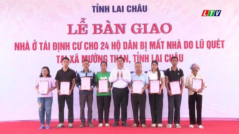 Lễ bàn giao nhà ở tái định cư cho 24 hộ dân bị mất nhà do lũ quét tại xã Mường Than