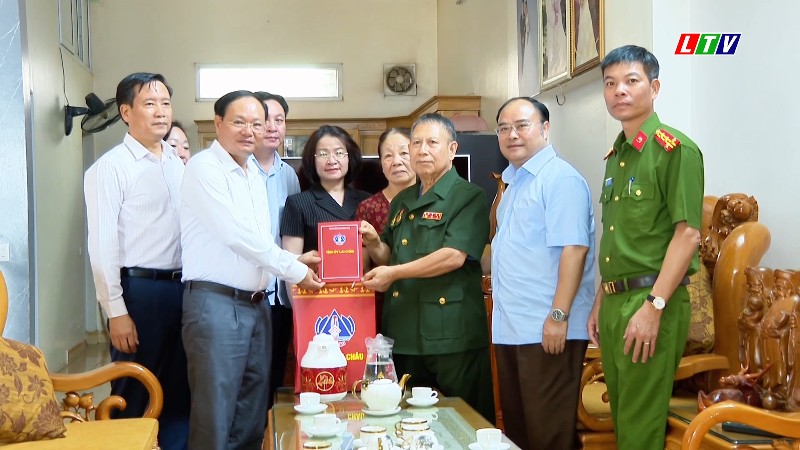Các đồng chí lãnh đạo tỉnh thăm, tặng quà gia đình người có công