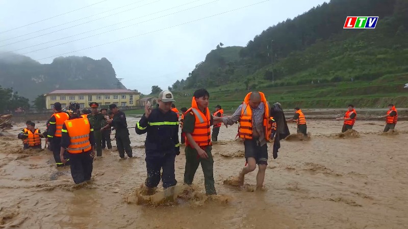 Hết mình vì người dân vùng lũ