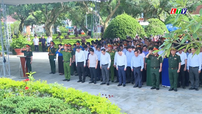 Đoàn đại biểu tỉnh Lai Châu viếng Nghĩa trang liệt sĩ tỉnh, dâng hoa Tượng đài Bác Hồ