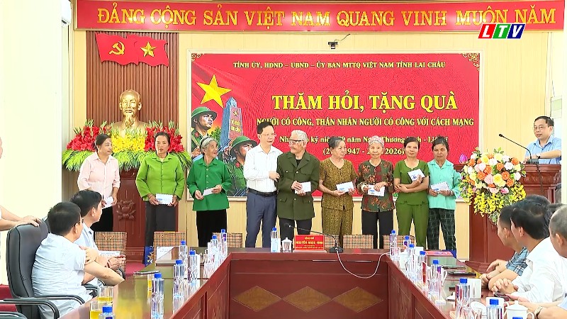 Đồng chí Phó Bí thư Tỉnh ủy thăm, tặng quà gia đình người có công xã Sin Suối Hồ