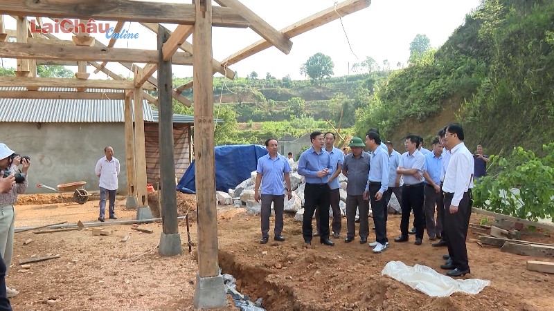 Chủ tịch UBND tỉnh Lê Văn Lương kiểm tra xóa nhà tạm, dột nát tại huyện Sìn Hồ