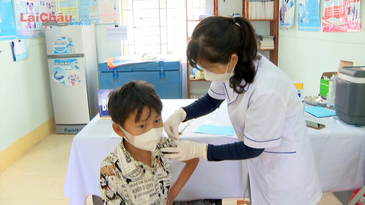 Nậm Nhùn tiếp tục đẩy mạnh tiêm văcxin phòng chống Covid - 19 cho trẻ