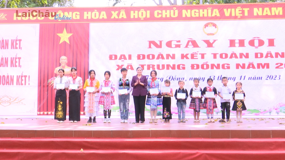 Bí thư Tỉnh ủy Giàng Páo Mỷ dự Ngày hội Đại đoàn kết toàn dân tộc xã Trung Đồng