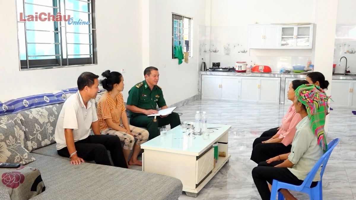 Nghĩa tình người cán bộ xã mang quân hàm xanh