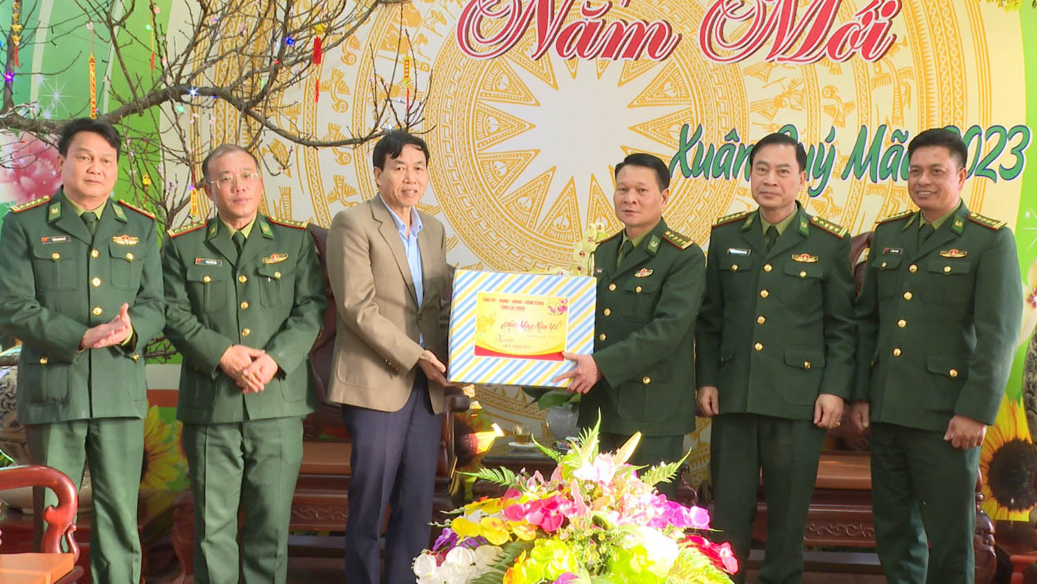 Phó Bí thư Thường trực Tỉnh ủy Lê Văn Lương thăm, chúc tết lực lượng vũ trang tỉnh