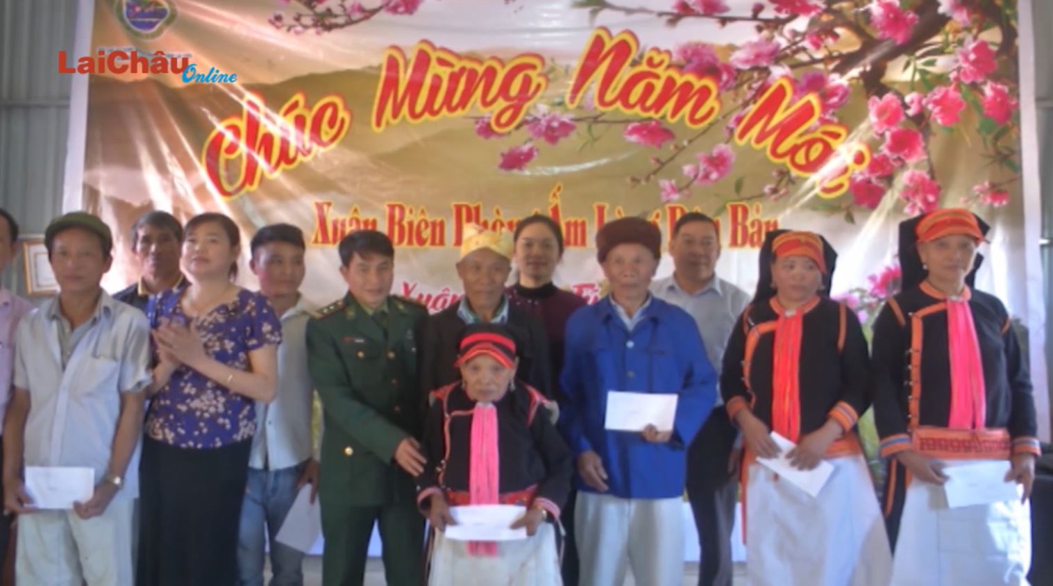 Tặng quà gia đình chính sách, hộ nghèo, học sinh xã Nậm Xe