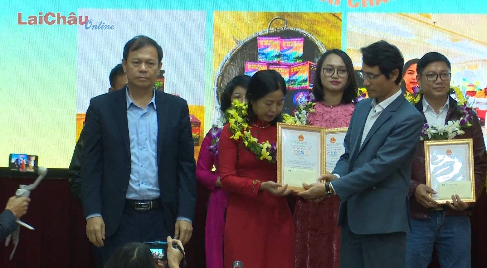Trao giấy Chứng nhận sản phẩm OCOP đợt 2 cho 46 sản phẩm