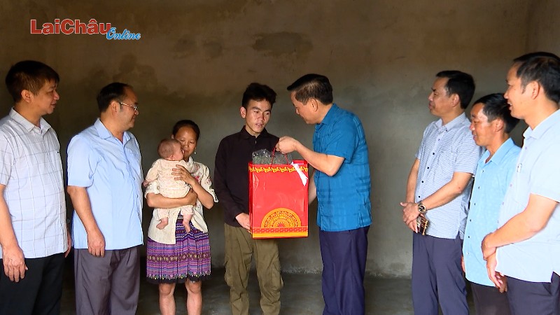 Trưởng Ban Tuyên giáo và Dân vận Tỉnh ủy Lê Đức Dục kiểm tra xóa nhà tạm, nhà dột nát tại huyện Nậm Nhùn