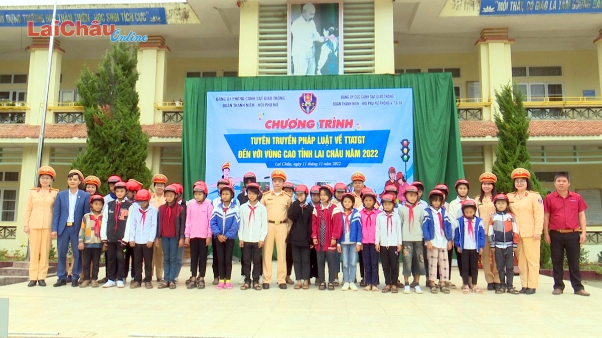 Tuyên truyền pháp luật về giao thông và tặng quà tại 2 huyện: Nậm Nhùn, Sìn Hồ