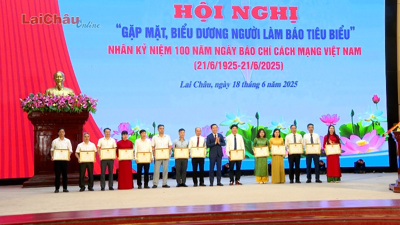 Hội nghị “Gặp mặt, biểu dương người làm báo tiêu biểu”